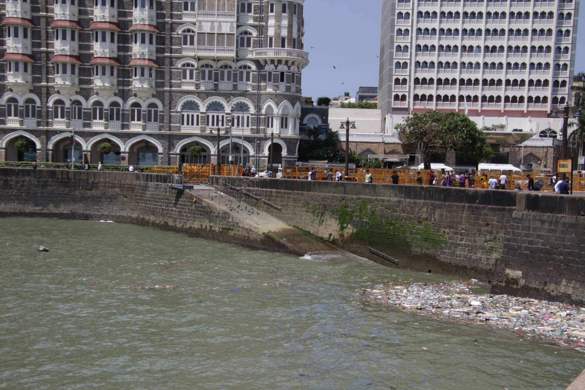Indien Mumbai Müll am Harbor