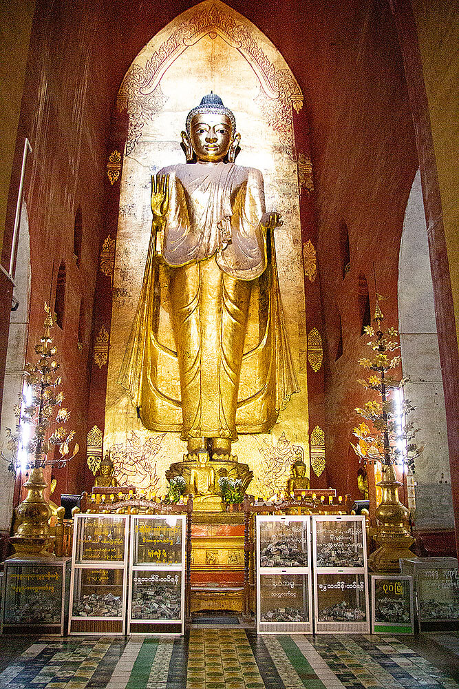 Bagan - Buddha in einer Pagode