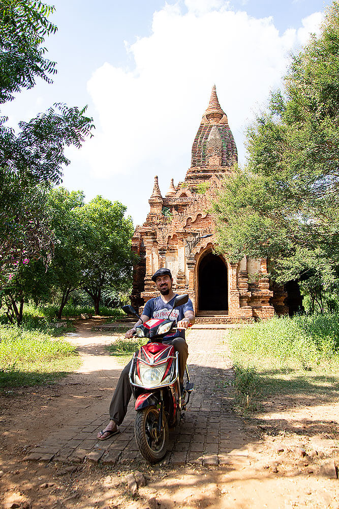 Berti und sein E-Bike vor einer Pagode in Bagan