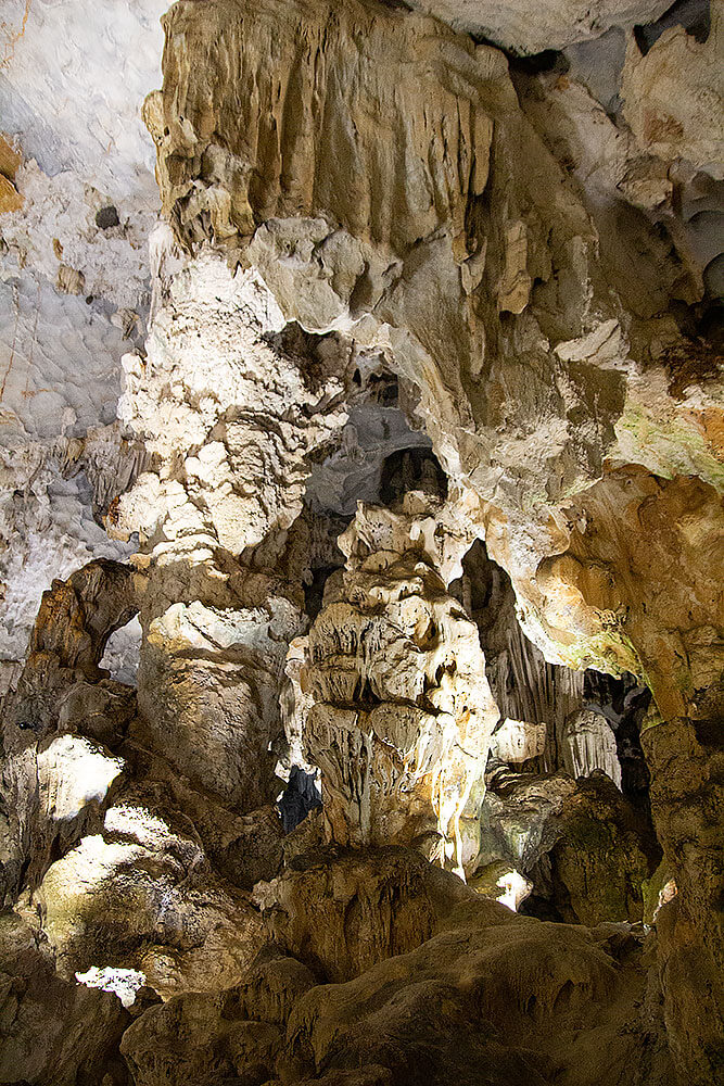 Höhle in der Halong Bucht in Vietnam