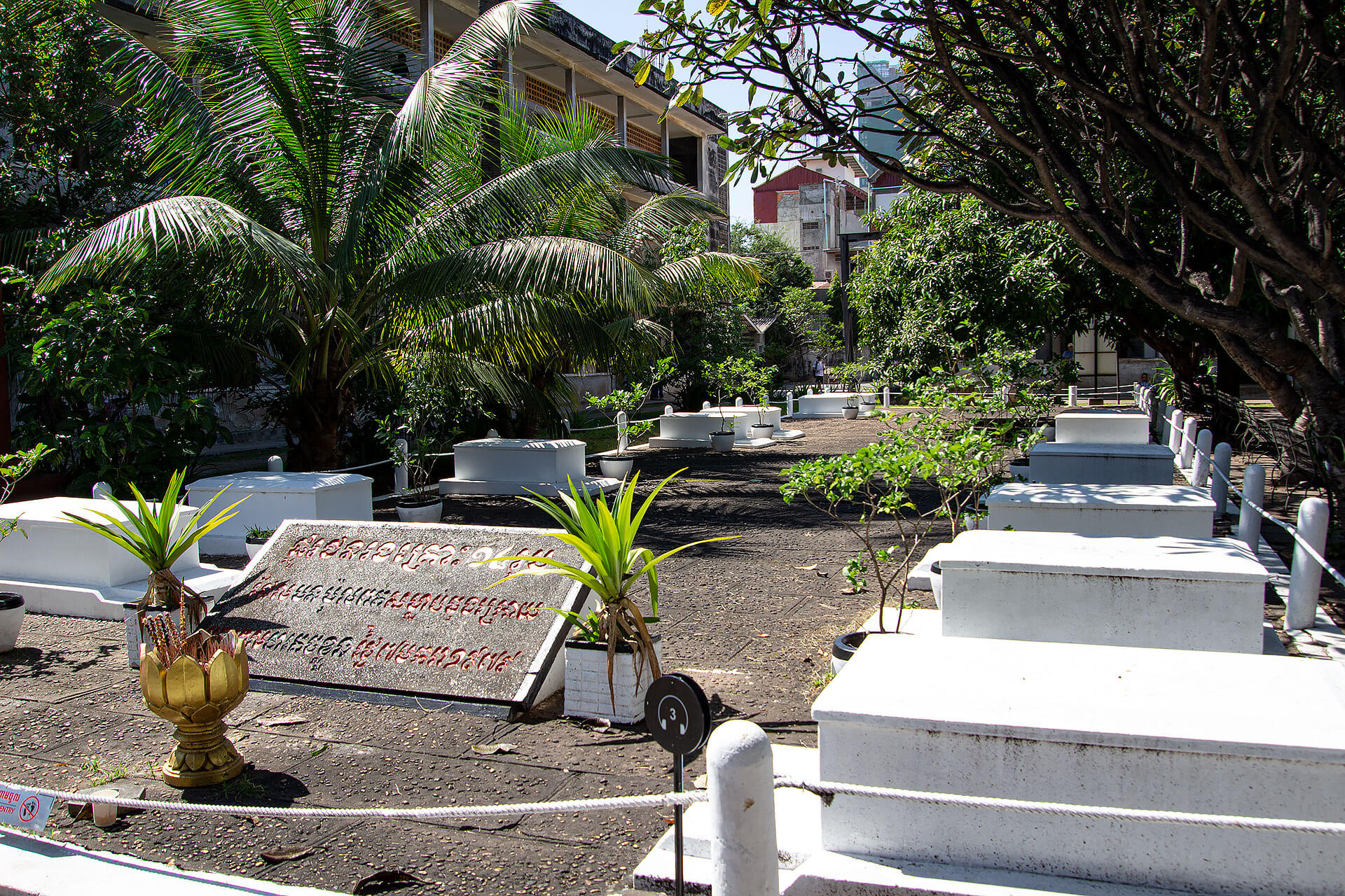 Gräber im Tuol Sleng Genozid Museum
