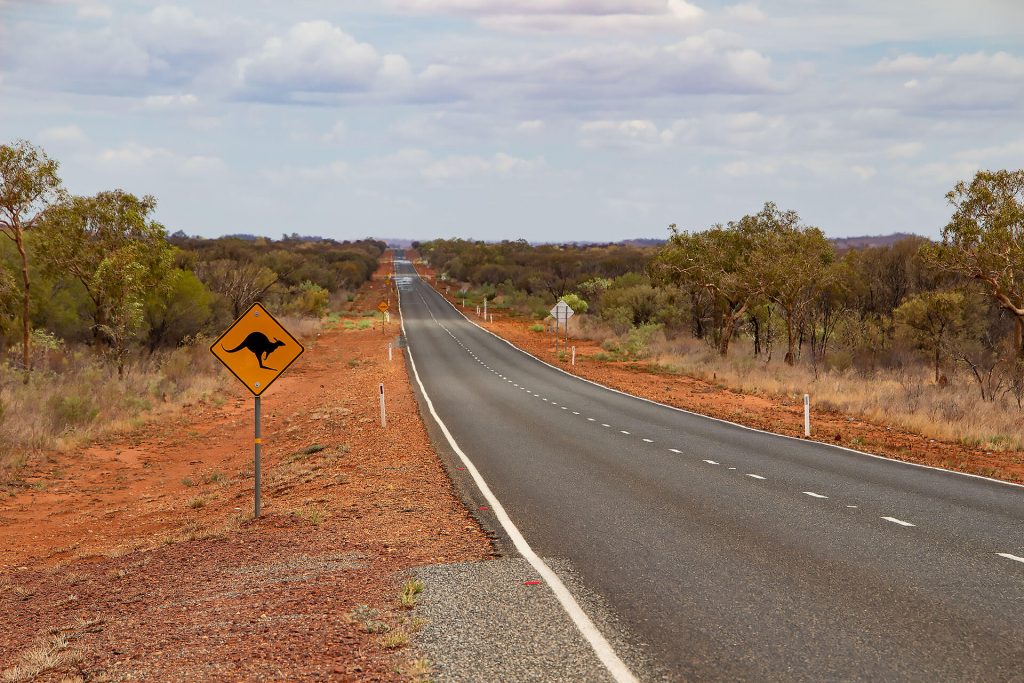 Straße im Outback mit Känguruschild