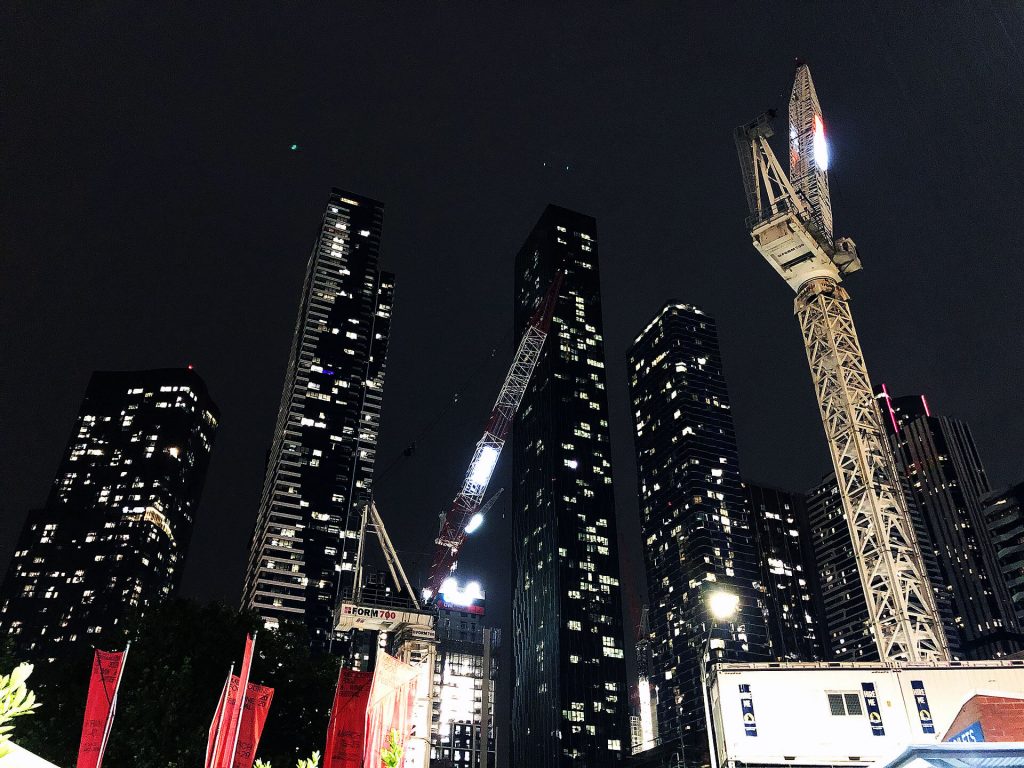 Melbournes Hochhäuser bei Nacht
